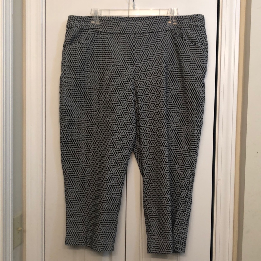 Black and White pull on capris